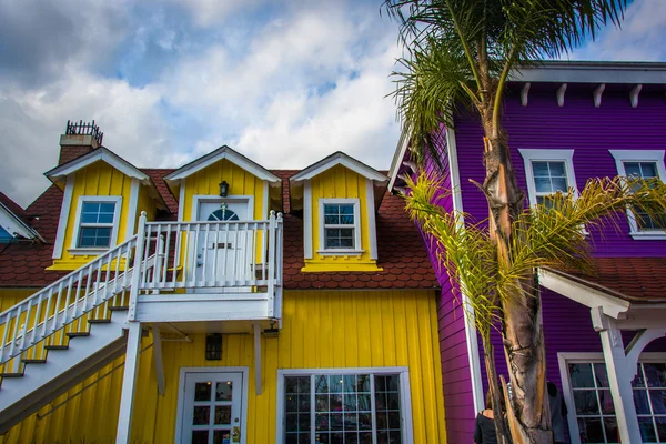 Edifícios coloridos e palmeiras em Long Beach, Califórnia . — Fotografia de Stock