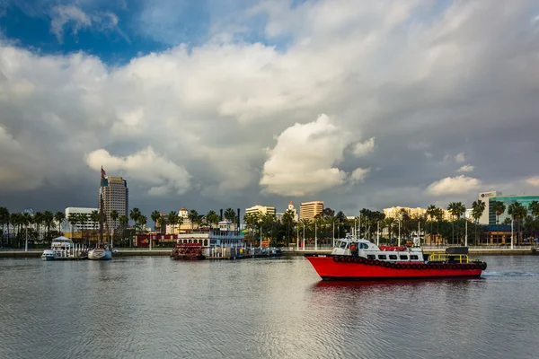 Céu tempestuoso dramático sobre edifícios e barcos em Long Beach, Cali — Fotografia de Stock