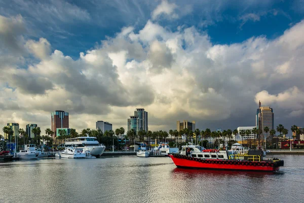 Dramatische stürmische Himmel über Gebäuden und Booten in langen Strand, cali — Stockfoto