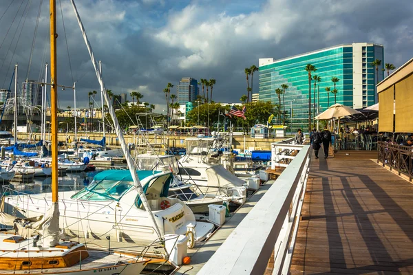 Dark clouds over a marina and buildings in Long Beach, Californi — Stock Photo, Image