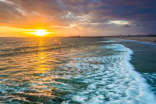 Coucher de soleil sur l'océan Pacifique, à Seal Beach, Californie . — Photo