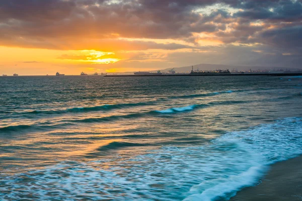 Coucher de soleil sur l'océan Pacifique, à Seal Beach, Californie . — Photo