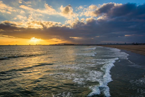 Sunset over the Pacific Ocean, in Seal Beach, California. — Stock Photo, Image