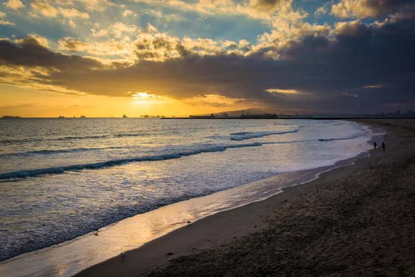 Coucher de soleil sur la plage et l'océan Pacifique, à Seal Beach, Californie — Photo