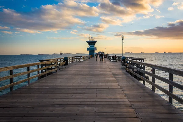 La jetée au coucher du soleil, à Seal Beach, Californie . — Photo