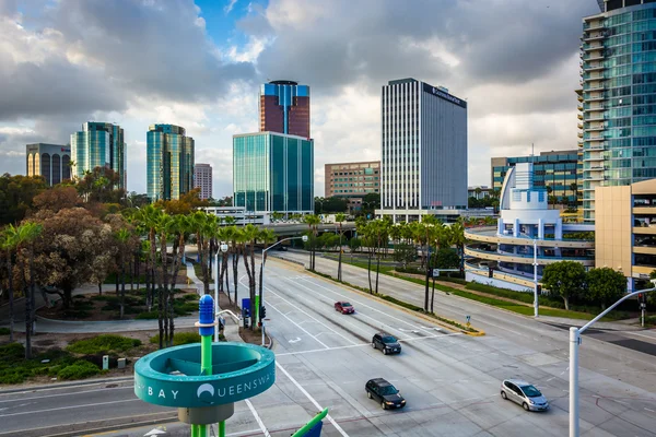 Vue sur les bâtiments modernes et Shoreline Drive à Long Beach, Cali — Photo