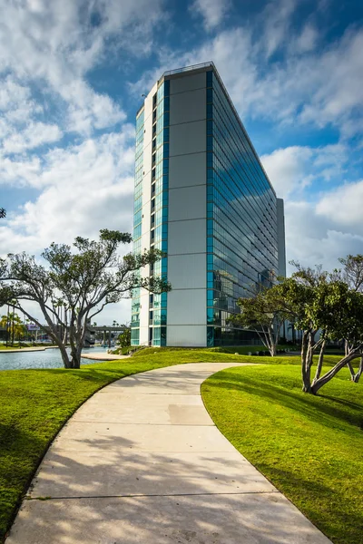 Loopbrug en modern gebouw in Long Beach, Californië. — Stockfoto