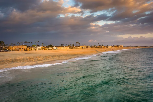 Waves in the Pacific Ocean and view of the beach at sunset in Se — Stock Photo, Image