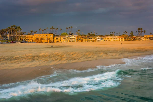 Waves in the Pacific Ocean and view of the beach at sunset in Se — Stock Photo, Image