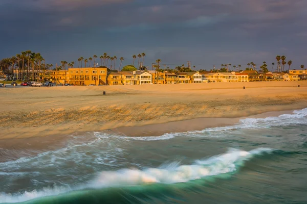 Waves in the Pacific Ocean and view of the beach at sunset in Se — Stock Photo, Image