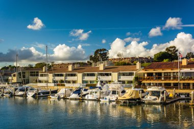 Tekneler ve Beacon Bay, Newport Beach, Kaliforniya boyunca evleri.