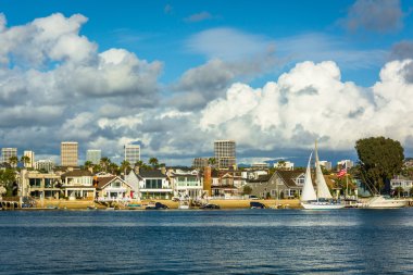 Balboa Island ve Irvine, Newport Bea üzerinden binalarda görünümü