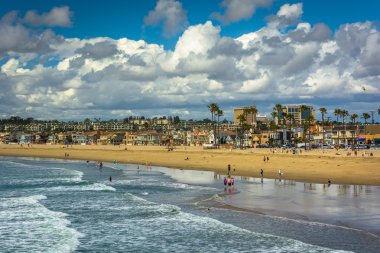 Newport Beac Beach'te görünümünü ve Pasifik okyanus dalgaları