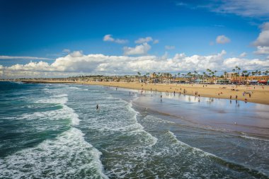 Newport Beac Beach'te görünümünü ve Pasifik okyanus dalgaları