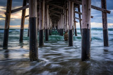 Newport Beach, California İskelenin altındaki dalgalar.
