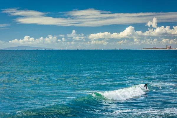 Surfer in the Pacific Ocean, in Newport Beach, California. — Stock Photo, Image