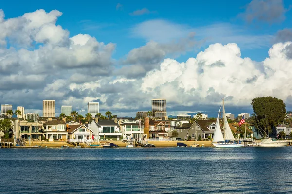 Syn på Balboa Island och byggnader i Irvine, från Newport Bea — Stockfoto