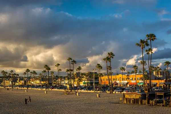 Pohled na pláž při západu slunce, v Newport Beach, Kalifornie, USA — Stock fotografie