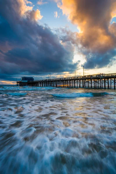Waves in the Pacific Ocean and the Newport Pier at sunset, in Ne — Stock Photo, Image