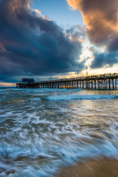 Wellen im pazifischen Ozean und der Newport Pier bei Sonnenuntergang, — Stockfoto