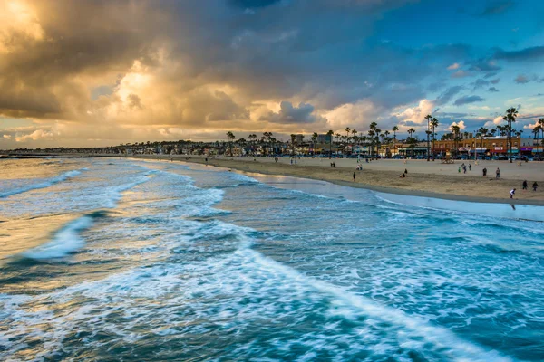 Olas en el Océano Pacífico y vista de la playa al atardecer, en N — Foto de Stock