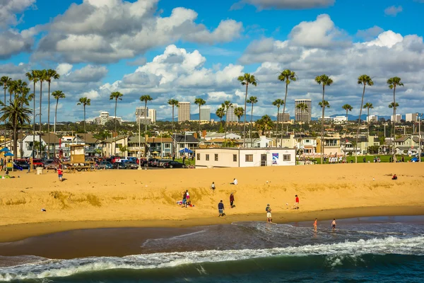 คลื่นในมหาสมุทรแปซิฟิกและมุมมองของชายหาดจาก Balboa Pie — ภาพถ่ายสต็อก