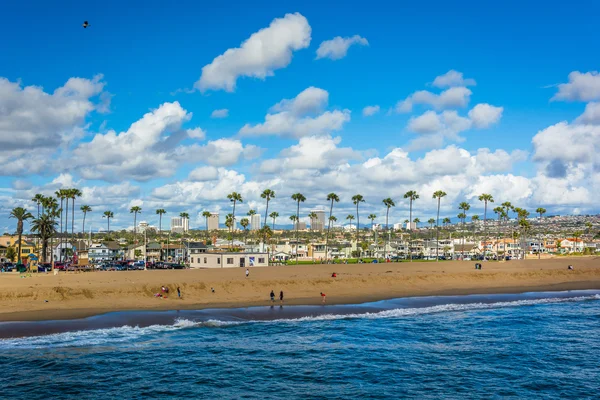 Waves in the Pacific Ocean and view of the beach from Balboa Pie — Stock Photo, Image