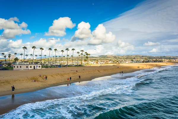 Waves in the Pacific Ocean and view of the beach from Balboa Pie — Stock Photo, Image