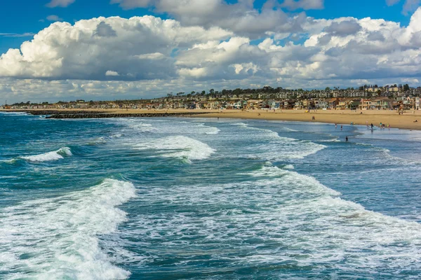 Vlny v Tichém oceánu a výhled na pláž v Newport Beach volejbal — Stock fotografie