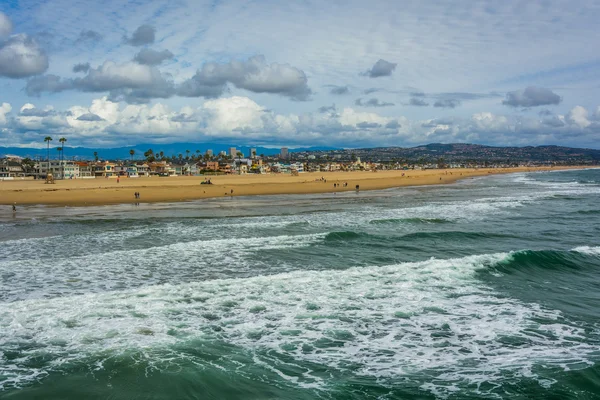 Ondas no Oceano Pacífico e vista para a praia em Newport Beac — Fotografia de Stock