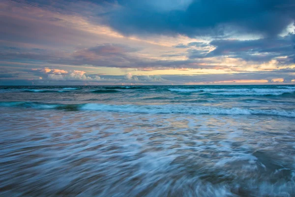 Fale na Oceanie Spokojnym w zachód słońca, w Newport Beach, Californ — Zdjęcie stockowe