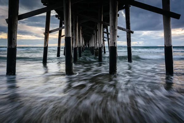 Newport Beach, California İskelenin altındaki dalgalar. — Stok fotoğraf