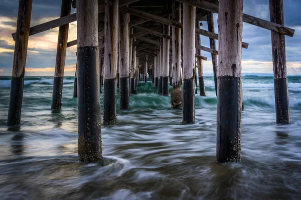Vlny pod molem, v Newport Beach, Kalifornie, USA. — Stock fotografie