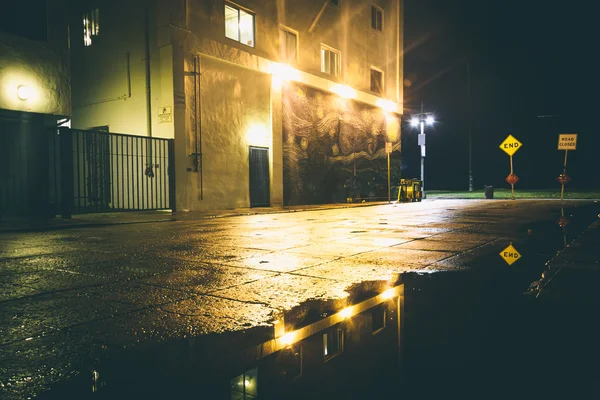 A dark street at night, in Venice Beach, Los Angeles, California — Stock Photo, Image