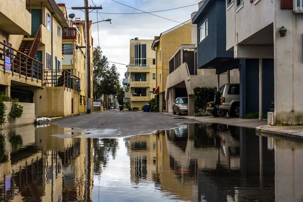 Buildings reflecting in a puddle in an alley, in Venice Beach, L — Stock Photo, Image