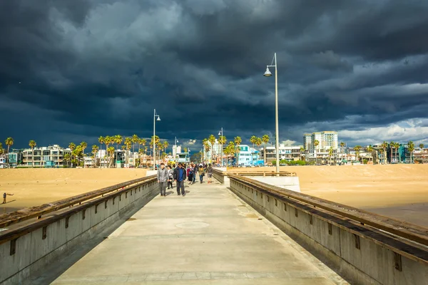 Nuvens tempestade escura sobre o cais de pesca e praia em Veneza Beac — Fotografia de Stock