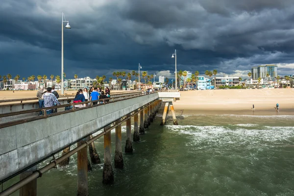 Nuvens tempestade escura sobre o cais de pesca e praia em Veneza Beac — Fotografia de Stock