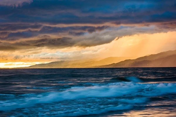 Pôr-do-sol tempestuoso dramático e ondas no Oceano Pacífico, visto em V — Fotografia de Stock