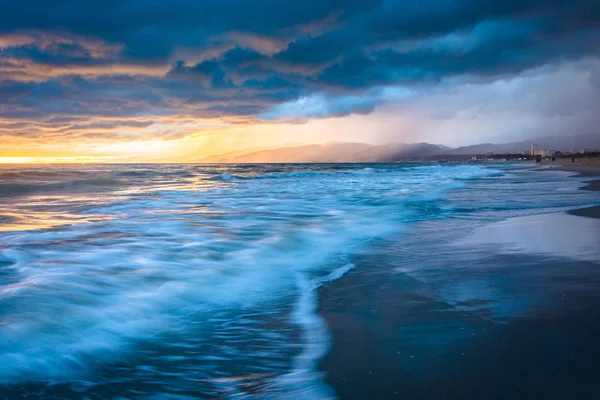 Dramatic stormy sunset and waves in the Pacific Ocean, seen at V — Stock Photo, Image