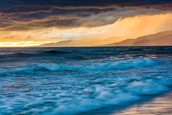 Drammatico tramonto tempestoso e onde nell'Oceano Pacifico, visto a V — Foto Stock