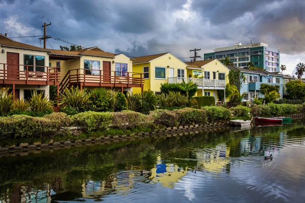 Venice Sahili, Los Angeles, Kaliforniya bir kanal boyunca evleri. — Stok fotoğraf