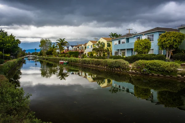 Casas junto a un canal en Venice Beach, Los Ángeles, California . — Foto de Stock