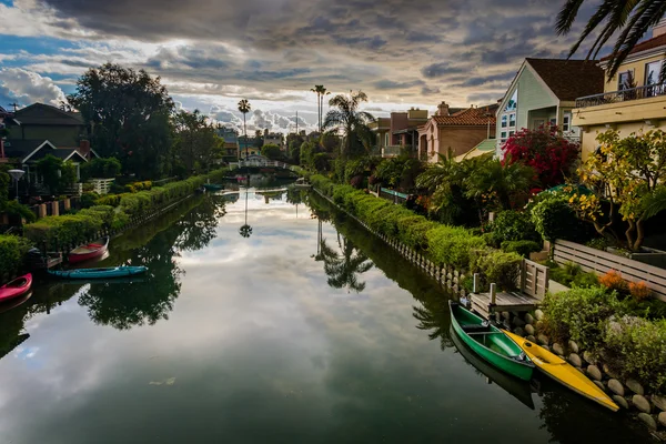 Casas ao longo de um canal em Venice Beach, Los Angeles, Califórnia . — Fotografia de Stock