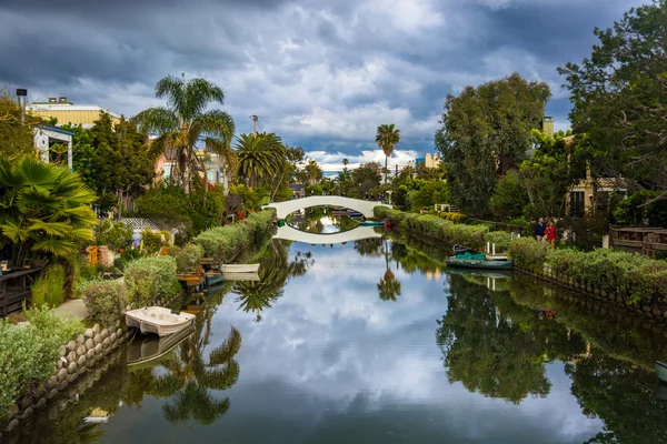 Casas e ponte ao longo de um canal em Venice Beach, Los Angeles, Ca — Fotografia de Stock