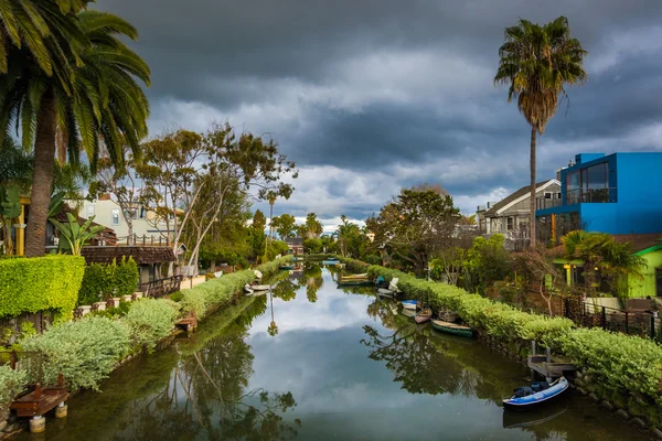 Houses and boats along a canal in Venice Beach, Los Angeles, Cal — Stock Photo, Image