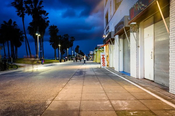 The Venice Beach Boardwalk at night, in Venice Beach, Los Angele — Stock Photo, Image