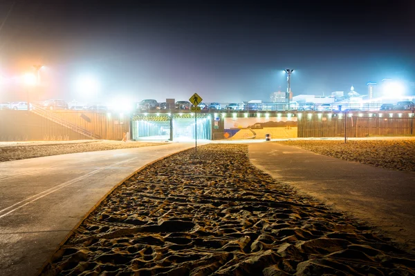 Fietspaden op een mistige nacht, in Santa Monica, Californië. — Stockfoto