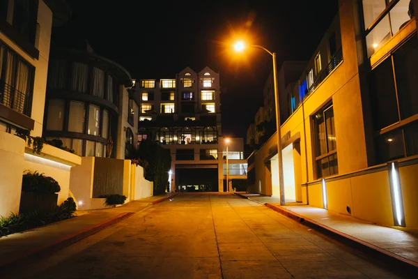 Bâtiments modernes le long d'une rue la nuit, à Santa Monica, en Californie — Photo