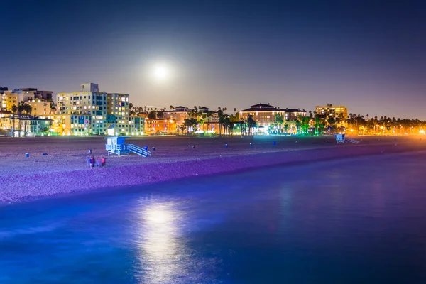 Salida de la luna sobre la playa en Santa Mónica, California . — Foto de Stock