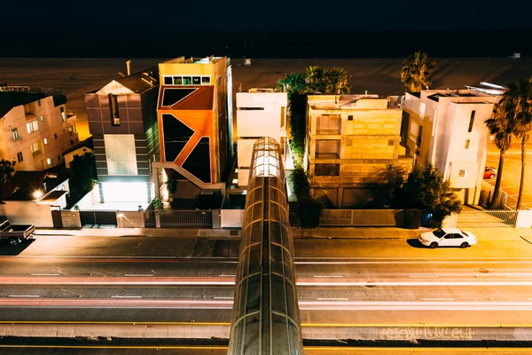 Ponte pedonal sobre a Pacific Coast Highway à noite, em Santa — Fotografia de Stock